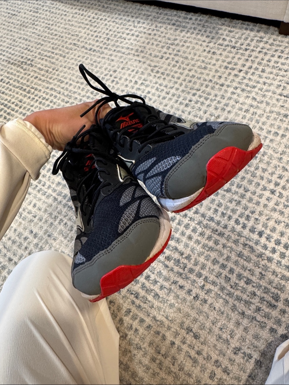 Mizuno Men's Black and Gray Running Trainers with Red Accents - Picture 6 of 6